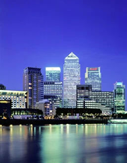 Landscape Collection: Canary Wharf at night J060022
