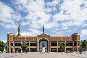 <b class=qtipBold><figcaption>Cathedral Lanes DP164612</figcaption></b><br>Cathedral Lanes Shopping Centre, Broadgate, Coventry, West Midlands. Exterior, viewed from the west.<br><em>© Historic England</em> Cathedral Lanes DP164612
