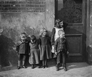 <b class=qtipBold><figcaption>Children BB73_07074</figcaption></b><br>A group of young children standing outside a public house, London. Date range, 1900-1915. Early 20th century.<br><em>© Historic England Archive</em> Children BB73_07074