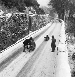 Road Collection: Children in the snow a054098
