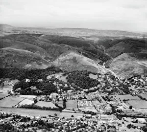 <b class=qtipBold><figcaption>Church Stretton EAW017336</figcaption></b><br>The Long Mynd and the town, Church Stretton, Shropshire, from the south-east. Photographed by Aerofilms Ltd in July 1948.<br><em>© Historic England Archive</em> Church Stretton EAW017336