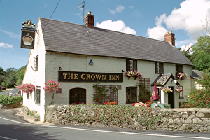 <b class=qtipBold><figcaption>The Crown Inn</figcaption></b><br>Built of Isle of Wight stone rubble, Shorwell. IoE 393214.<br><em>© Robin Harper Source: Images of England</em> The Crown Inn