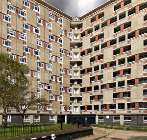 <b class=qtipBold><figcaption>Dorset Estate DP159454</figcaption></b><br>Dorset Estate, Diss Street, Tower Hamlets, London. General view of tower block by Lubetkin.<br><em>© Historic England</em> Dorset Estate DP159454
