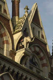 <b class=qtipBold><figcaption>Elephant in niche DP033958</figcaption></b><br>Elephant Tea Rooms, 64 - 66 Fawcett Street, Sunderland. Elephant in niche.<br><em>© Historic England</em> Elephant in niche DP033958