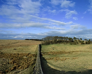 <b class=qtipBold><figcaption>Hadrian's Wall K020993</figcaption></b><br>HADRIAN'S WALL: HOUSESTEADS FORT (VERCOVICIUM), Northumberland. View along wall looking towards Knag Burn Gate. hadrian<br><em>© Historic England</em> Hadrian's Wall K020993