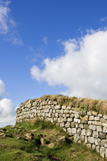 <b class=qtipBold><figcaption>Hadrian's Wall N060936</figcaption></b><br>HADRIAN'S WALL, Northumberland. A section of wall, west of Housesteads Roman Fort. hadrian<br><em>© Historic England</em> Hadrian's Wall N060936