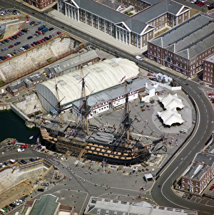 <b class=qtipBold><figcaption>HMS Victory EAW648528</figcaption></b><br>HMS Victory, Portsmouth Historic Dockyard. Photographed by Aerofilms Ltd in July 1995.<br><em>© Historic England Archive</em> HMS Victory EAW648528