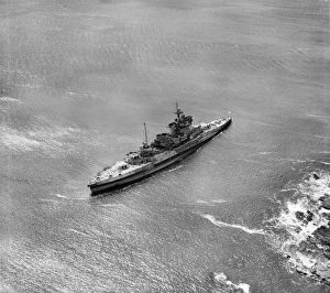 <b class=qtipBold><figcaption>HMS Warspite EAW005977</figcaption></b><br>HMS Warspite aground off Prussia Cove, Prussia Cove, St Hilary, Cornwall. Photographed by Aerofilms Ltd in May 1947.<br><em>© Historic England Archive</em> HMS Warspite EAW005977