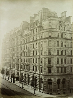 <b class=qtipBold><figcaption>Hotel Metropole BL05851</figcaption></b><br>HOTEL METROPOLE, Northumberland Avenue, London. Exterior of the hotel from the east. Photographed in 1885 by Bedford Lemere.<br><em>© Historic England</em> Hotel Metropole BL05851