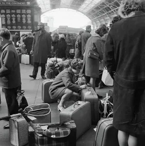 Victorian Era Train Station Prints: Victoria Station, London AA061904