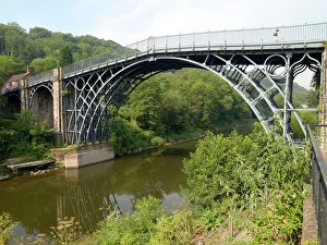 <b class=qtipBold><figcaption>Iron Bridge N060047</figcaption></b><br>IRON BRIDGE, Shropshire. General view of the bridge, gorge and River Severn.<br><em>© Historic England</em> Iron Bridge N060047