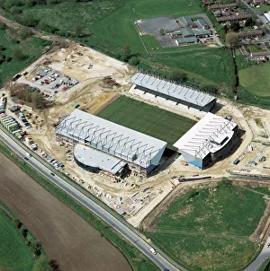 <b class=qtipBold><figcaption>Kassam Stadium, Oxford EAW688774</figcaption></b><br>KASSAM STADIUM, Oxford. The new home of Oxford United Football Club, nearing completion in April 2001. Aerofilms Collection (see Links).<br><em>© Historic England</em> Kassam Stadium, Oxford EAW688774