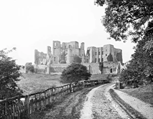 <b class=qtipBold><figcaption>Kenilworth Castle CC72_02158</figcaption></b><br>KENILWORTH CASTLE, Warwickshire. A general view of the castle, occupied from the 11th century through to the 20th century, taken from the bridge. Date range 1860 - 1922. Henry Taunt.<br><em>© Historic England</em> Kenilworth Castle CC72_02158