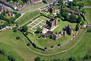 <b class=qtipBold><figcaption>Kenilworth Castle N100788</figcaption></b><br>KENILWORTH CASTLE, Warwickshire. Aerial view.<br><em>© Historic England</em> Kenilworth Castle N100788