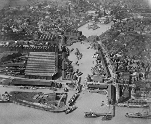 <b class=qtipBold><figcaption>Kingston upon Hull EPW012696</figcaption></b><br>The Humber and Prince's Docks and environs, Kingston upon Hull. Photographed by Aerofilms Ltd in 1925.<br><em>© Historic England Archive</em> Kingston upon Hull EPW012696