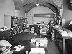 <b class=qtipBold><figcaption>Library CC46_00597</figcaption></b><br>Guy's Hospital, The Borough, London. People reading books in the Free Lending Library. 1920s.<br><em>© Historic England Archive</em> Library CC46_00597