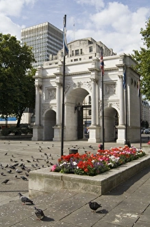 <b class=qtipBold><figcaption>Marble Arch N071208</figcaption></b><br>MARBLE ARCH, London. General view. Designed by John Nash and built in 1828.<br><em>© Historic England</em> Marble Arch N071208