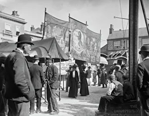 <b class=qtipBold><figcaption>Michaelmas Fair CBR01_01_05</figcaption></b><br>Market Place, Wallingford, Oxfordshire. People looking at the stalls at the Michaelmas Fair in the Market Place. 1895, unknown photographer.<br><em>© Historic England Archive</em> Michaelmas Fair CBR01_01_05