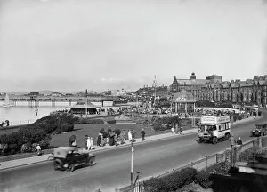 <b class=qtipBold><figcaption>Morecambe seafront WSA01_01_07983</figcaption></b><br>Marine Road West, West End, Morecambe, Lancashire. The West End seafront from the south, with cars and a bus in the foreground. Walter Scott.<br><em>© Historic England Archive</em> Morecambe seafront WSA01_01_07983