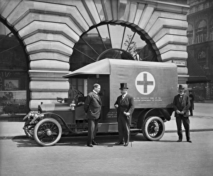 <b class=qtipBold><figcaption>Motor ambulance BL23011</figcaption></b><br>Melbourne Place, Australia House and the Government of Victoria Offices, Strand, Westminster. View of a Motor Ambulance funded by the State of Victoria. Bedford Lemere, 1915.<br><em>© Historic England</em> Motor ambulance BL23011