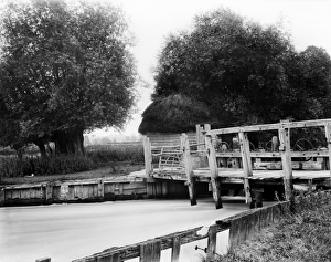 <b class=qtipBold><figcaption>Old weir CC73_00646</figcaption></b><br>OLD WEIR, Hurley, Berkshire. An old wooden weir on the river Thames. The mechanism on the top of the weir may be to control the flow of water through the weir or to raise eel pots attatched to the structure. Photographed by Henry Taunt (active 1860-1922). <br><em>© Historic England</em> Old weir CC73_00646