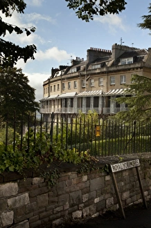 <b class=qtipBold><figcaption>The Paragon DP146953</figcaption></b><br>The Paragon, Clifton, Bristol, from Royal York Cresent. Photographed in October 2011.<br><em>© Historic England Archive</em> The Paragon DP146953