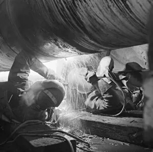 Rugby Collection: Pipe welders JLP01_08_080354