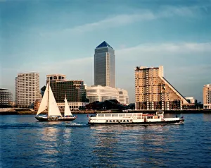 <b class=qtipBold><figcaption>Post Modern London BB94_04078</figcaption></b><br>One Canada Square, Cesar Pelli, Adamson Associates and Frederick Gibberd Coombes, 1988-1991, with Cascades, CZWG, 1987-88 in the foreground.<br><em>© Historic England Archive</em> Post Modern London BB94_04078
