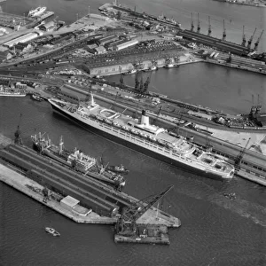 <b class=qtipBold><figcaption>QE2 at Southampton EAW191249</figcaption></b><br>The QE2 liner docked at Southampton. February 1969. Aerofilms Collection.<br><em>© Historic England</em> QE2 at Southampton EAW191249