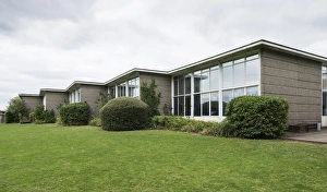 <b class=qtipBold><figcaption>Richard Lee Primary School DP164815</figcaption></b><br>Richard Lee Primary School, The Drive, Coventry, West Midlands. General view showing stepped classrooms, viewed from the south east.<br><em>© Historic England</em> Richard Lee Primary School DP164815
