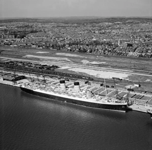 <b class=qtipBold><figcaption>RMS Mauretania EAW022294</figcaption></b><br>RMS Mauretania at the New Docks (Western Docks), Southampton. Photographed by Aerofilms Ltd in April 1949.<br><em>© Historic England Archive</em> RMS Mauretania EAW022294