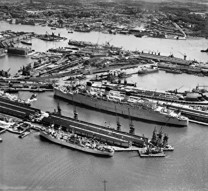 <b class=qtipBold><figcaption>RMS Queen Mary EAW001368</figcaption></b><br>The Grey Ghost (RMS Queen Mary) in Ocean Dock, Southampton. Photographed by Aerofilms Ltd in June 1946.<br><em>© Historic England Archive</em> RMS Queen Mary EAW001368