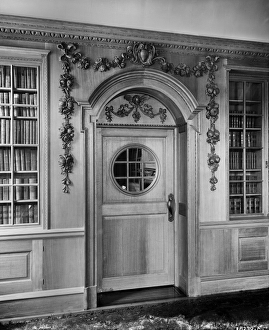 <b class=qtipBold><figcaption>Sessions House, Preston BL18230a</figcaption></b><br>SESSIONS HOUSE, Lancaster Road, Preston, Lancashire. Interior detail of a doorway in the barristers' library at the County Sessions House. The court house was built between 1900 and 1903 to the designs of Henry Littler, the County architect, in an Edwardian Baroque style. The Bedford Lemere daybook records Goodall, Lamb and Heighway as clients. Photographed by H Bedford Lemere in 1904.<br><em>© Historic England</em> Sessions House, Preston BL18230a