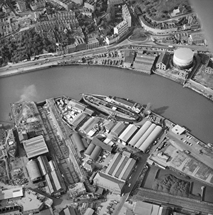 <b class=qtipBold><figcaption>SS Great Britain EAW250863</figcaption></b><br>The steam ship SS Great Britain in Great Western Dry Dock, Bristol. Photographed by Aerofilms Ltd in April 1973.<br><em>© Historic England Archive</em> SS Great Britain EAW250863