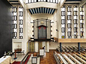 <b class=qtipBold><figcaption>St Paul Harlow DP158590</figcaption></b><br>St Paul, College Square, Harlow, Essex. Interior view of chancel with organ.<br><em>© Historic England</em> St Paul Harlow DP158590