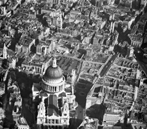 The London Blitz Collection: St Pauls Cathedral EAW011371