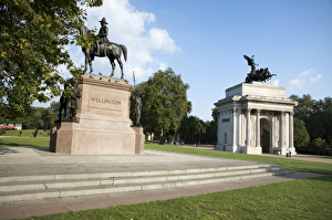 Statue of the Duke of Wellington and the Wellington Arch N080827 Statue of the Duke of Wellington and the Wellington Arch N080827
