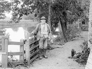 <b class=qtipBold><figcaption>The weir keeper CC72_02175</figcaption></b><br>RADCOT, Oxfordshire. An old weir keeper and fisherman on the River Thames called Harper. He wears corduroy trousers and sturdy boots. Photographed by Henry Taunt around 1900.<br><em>© Historic England</em> The weir keeper CC72_02175