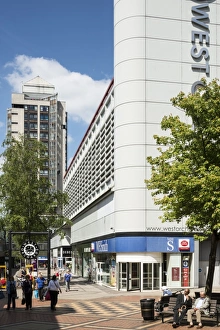 <b class=qtipBold><figcaption>West Orchards DP164638</figcaption></b><br>Smithford Way, Coventry, West Midlands. General view from the south showing West Orchards Shopping Centre to the right and Hillman House tower block to the left.<br><em>© Historic England</em> West Orchards DP164638