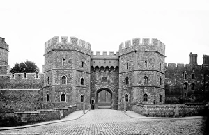 <b class=qtipBold><figcaption>Windsor Castle CC97_00909</figcaption></b><br>WINDSOR CASTLE, Berkshire. Henry VIII Gate. View taken from castle hill with a guard and sentry box to the left of the gate. Photograph by York and Son (1870-1900).<br><em>© Historic England</em> Windsor Castle CC97_00909