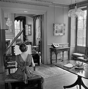 Images Dated 2nd May 2008: Woman playing harpsichord a071907