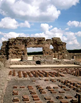 <b class=qtipBold><figcaption>Wroxeter Roman City J900276</figcaption></b><br>WROXETER ROMAN CITY, Shrophire. Tepidarium and Caldarium and the Frigidarium from the south showing the hypocaust heating system.<br><em>© Historic England</em> Wroxeter Roman City J900276