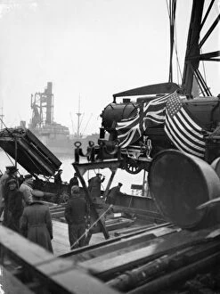 Images Dated 22nd November 2007: Discharging American locomotives at the GWR Docks, Cardiff, 1942
