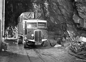 GWR lorry delivering paintings from the National Gallery to a slate mine in Wales in 1940 GWR lorry delivering paintings from the National Gallery to a slate mine in Wales in 1940