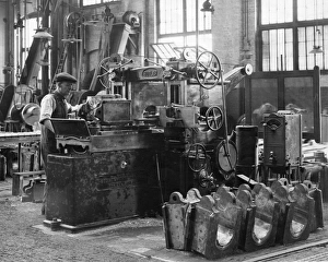 <b class=qtipBold><figcaption>AM Machine Shop, 1934</figcaption></b><br>Shows Butlers axlebox planing machine<br><em>© STEAM Picture Library 2007 - All Rights Reserved</em> AM Machine Shop, 1934
