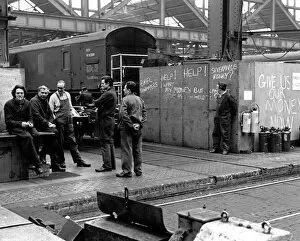 Images Dated 19th July 2011: Men in the Engine Repairs shop at Swindon Works in 1985