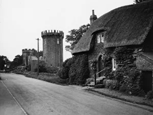 Radway Tower and thatched cottage, Edgehill, June 1930 Radway Tower and thatched cottage, Edgehill, June 1930