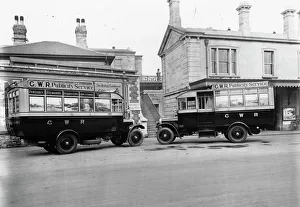 <b class=qtipBold><figcaption>Swindon Station, 1930</figcaption></b><br>Two GWR publicity omnibuses sit outside promoting the company's tourist route. Swindon Station, 1930
