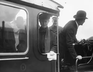 Prints of King George V and Queen Mary visited Swindon Works in April 1924. They arrived and departed on Windsor Castle. Charles Collett (Chief Mechanical Engineer) can be seen leaning out of the cab Locomotive Prints: Print of Queen Mary on the footplate of No 4082 Windsor Castle