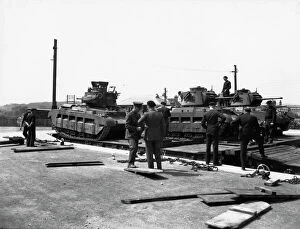 Images Dated 28th February 2014: Tanks being loaded onto Rectank flat wagons, c.1940